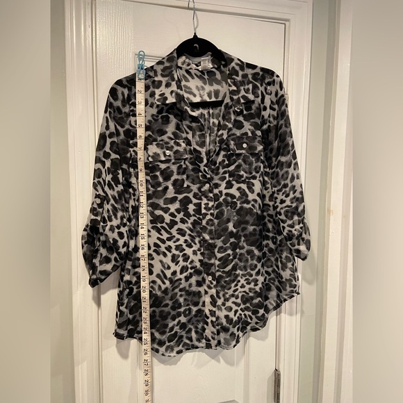 Ambiance Apparel Size M 3/4 Tab Sleeve Sheer Button Down Snow Leopard Print Top - Picture 9 of 12